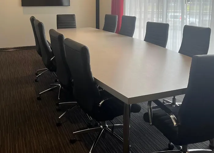 Travelodge By Wyndham & Convention Centre