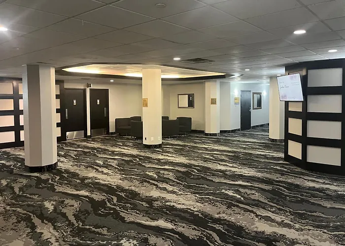 Travelodge By Wyndham & Convention Centre